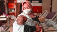 Mbak Lala saat menggendong Rayyanza. Foto: Instagram Lala Pengasuh Rafathar