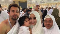 Bukan hanya Rp 100 juta, mbak Lala juga kerap diajak keliling dunia oleh keluarga Sultan Andara ini. Ini salah satu momen ketika umrah bareng. Foto: Instagram Lala Pengasuh Rafathar