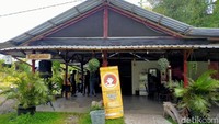 Jangan khawatir akan kelaparan. Di sini tersedia restoran yang menyediakan makanan ringan hingga berat dengan harga terjangkau. (Tasya Khairally/detikcom)