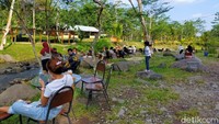 Traveler bisa menyantap makanan sambil santai di atas kursi atau lesehan. (Tasya Khairally/detikcom)