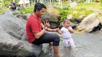 Tak hanya untuk orang dewasa, tapi anak-anak pun bisa bermain di kali ini. (Tasya Khairally/detikcom)