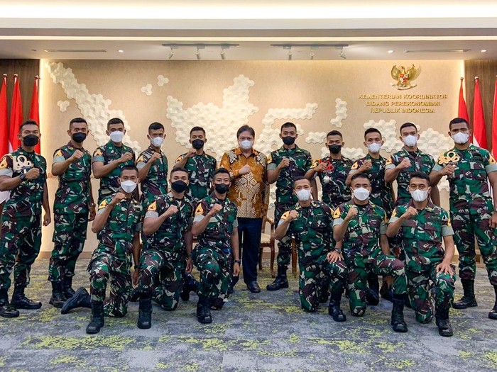 Menteri Koordinator Bidang Perekonomian Airlangga Hartarto memberi pengarahan kepada 31 Taruna Tingkat III Akmil Sersan Mayor Dua Taruna (Sermadatar) di kantornya di Jakarta