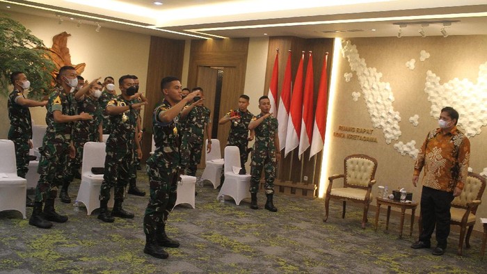 Menko Perekonomian Airlangga Hartarto menerima dan sekaligus memberikan pembekalan kepada 31 Taruna TK III AKMIL (Sermadatar) di kantor Kementerian Koordinator Bidang Perekonomian, Jakarta, Selasa, (22/12/2021).