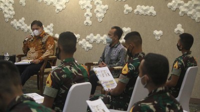 Momen Menko Airlangga Hartarto Berikan Pembekalan Kepada 31 Taruna Akmil