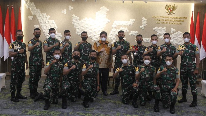 Menko Perekonomian Airlangga Hartarto menerima dan sekaligus memberikan pembekalan kepada 31 Taruna TK III AKMIL (Sermadatar) di kantor Kementerian Koordinator Bidang Perekonomian, Jakarta, Selasa, (22/12/2021).