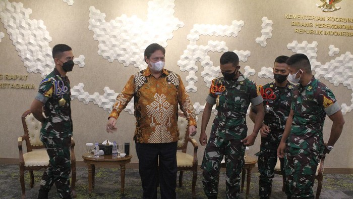 Momen Menko Airlangga Hartarto Berikan Pembekalan Kepada 31 Taruna Akmil Menko Perekonomian Airlangga Hartarto menerima dan sekaligus memberikan pembekalan kepada 31 Taruna TK III AKMIL (Sermadatar) di kantor Kementerian Koordinator Bidang Perekonomian, Jakarta, Selasa, (22/12/2021).