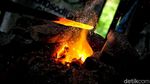Pandai Besi Tradisional Masih Bertahan di Era Modern