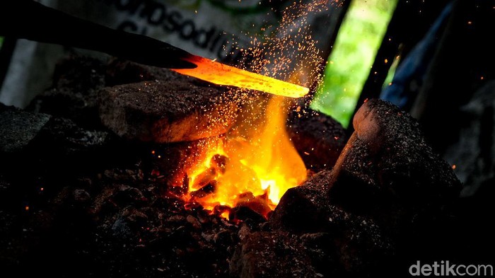 Pandai Besi Tradisional Masih Bertahan di Era Modern Pandai besi tradisional di Kabupaten Tangerang ini bertahan di tengah peralatan modern. Dari tangannya, dapat dihasilkan benda seperti golok sampai cangkul.