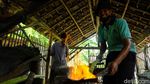 Pandai Besi Tradisional Masih Bertahan di Era Modern