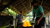 Syamsyuddin mengerjakan kerajinan sesuai pesanan. Satu buah golok dijual seharga Rp 100 ribu atau sesuai ukuran.  