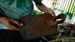 Pandai Besi Tradisional Masih Bertahan di Era Modern