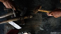 Peralatan yang digunakan Syamsuddin seperti palu untuk menempa besi.  
