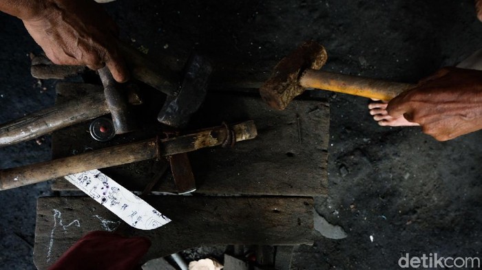 Pandai Besi Tradisional Masih Bertahan di Era Modern Pandai besi tradisional di Kabupaten Tangerang ini bertahan di tengah peralatan modern. Dari tangannya, dapat dihasilkan benda seperti golok sampai cangkul.