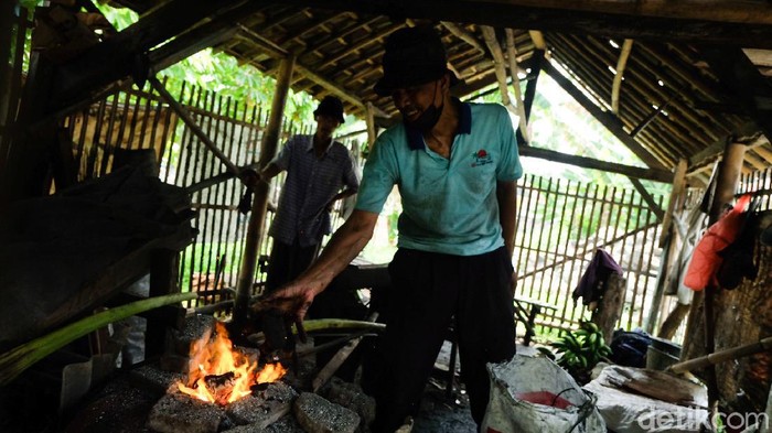 Pandai Besi Tradisional Masih Bertahan di Era Modern Pandai besi tradisional di Kabupaten Tangerang ini bertahan di tengah peralatan modern. Dari tangannya, dapat dihasilkan benda seperti golok sampai cangkul.