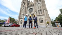 Petugas dari PLN UID Jakarta Raya tengah melakukan pengecekan listrik di kawasan Gereja Katedral Jakarta, Rabu (22/12/2021).