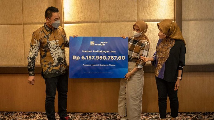 Pencairan Klaim Asuransi Axa Mandiri Direktur PT AXA Mandiri Financial Services (AXA Mandiri) Rudi Nugraha (kiri) menyerahkan pembayaran klaim asuransi kepada dua nasabah di Semarang dengan total klaim sebesar Rp 8,1 miliar. Keduanya menerima klaim asuransi atas produk asuransi unitlink, yaitu produk Asuransi Mandiri Sejahtera Mapan dan polis Asuransi Mandiri Perlindungan Sejahtera di AXA Mandiri. Hingga September 2021, total pembayaran klaim asuransi AXA Mandiri secara nasional mencapai Rp 6,2 triliun.
