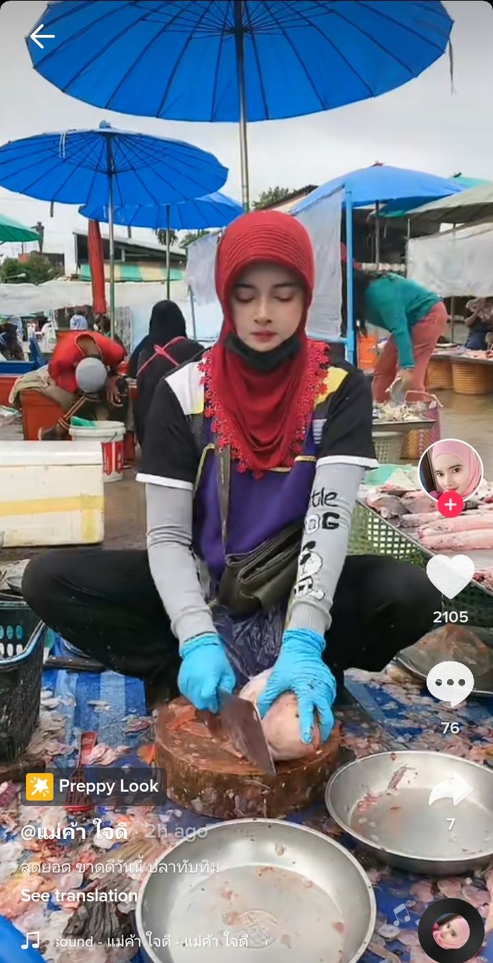Viral! Penjual Ikan di Thailand yang Gesit dan Cantik