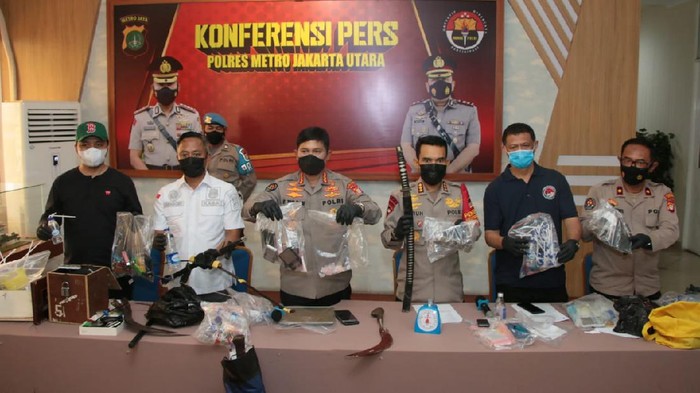 Polisi menyita barang bukti sabu hingga senjata tajam dalam penggerebekan di Kampung Bahari, Jakut