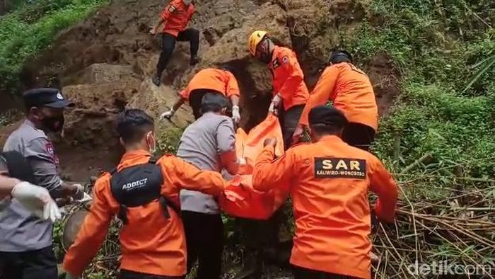 Proses evakuasi mayat perempuan bertato burung di Wonosobo