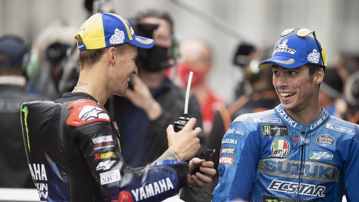 SPIELBERG, AUSTRIA - AUGUST 08: Fabio Quartararo of France and Monster Energy Yamaha MotoGP Team (L) celebrates and smiles with Joan Mir of Spain and Team Suzuki ECSTAR under the podium during the MotoGP race during the MotoGP of Styria - Race at Red Bull Ring on August 08, 2021 in Spielberg, Austria. (Photo by Mirco Lazzari gp/Getty Images)