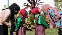 Anak-anak penari tradisional Ranup Lampuan mencium ibunya seusai tampil pada peringatan hari Ibu ke-93 di gedung Badan Kerjasama Organisasi Wanita (BKOW) Banda Aceh, Aceh, Rabu (22/12/2021). Hari ibu yang ditetapkan pada 22 Desember lahir bertepatan diselenggarakannya kongres perempuan pertama yang diikuti 30 organisasi wanita di pulau Jawa dan Sumatera pada tahun 1928 di Yogyakarta itu sebagai wujud mengenang dan menghargai perjuangan perempuan Indonesia dalam merebut serta mengisi kemerdekaan. ANTARA FOTO / Irwansyah Putra