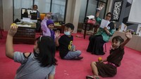 Peserta mendongeng di depan anak-anak saat mengikuti lomba mendongeng di Aula Dinas Perpustakaan dan Arsip Kota Palangkaraya, Kalimantan Tengah, Selasa (21/12/2021). Kegiatan itu digelar untuk meningkatkan daya minat literasi masyarakat terutama mendorong anak agar gemar membaca buku sekaligus dalam rangka menyambut Hari Ibu yang diperingati pada tanggal 22 Desember. ANTARA FOTO/Makna Zaezar