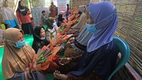 Sejumlah lansia menerima bingkisan dari anaknya saat menyambut hari Ibu di Tegalurung, Indramayu, Jawa Barat, Senin (20/12/2021). Kegiatan yang digelar Pos Lansia Berdaya Tegalurung itu untuk menyambut Hari Ibu yang diperingati pada tanggal 22 Desember. ANTARA FOTO/Dedhez Anggara