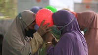 Sejumlah lansia bersama anaknya mengikuti lomba saat menyambut hari Ibu di Tegalurung, Indramayu, Jawa Barat, Senin (20/12/2021). Kegiatan yang digelar Pos Lansia Berdaya Tegalurung itu untuk menyambut Hari Ibu yang diperingati pada tanggal 22 Desember. ANTARA FOTO/Dedhez Anggara