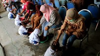 Siswa Pendidikan Anak Usia Dini (PAUD) membasuh kaki ibunya dalam rangka memperingati Hari Ibu di wisata edukasi Ngusikan, Kabupaten Jombang, Jawa Timur, Rabu (22/12/2021). Kegiatan membasuh kaki ibu itu guna mendidik akhlak anak sejak dini agar bisa menghormati serta menghargai ibu. ANTARA FOTO/Syaiful Arif
