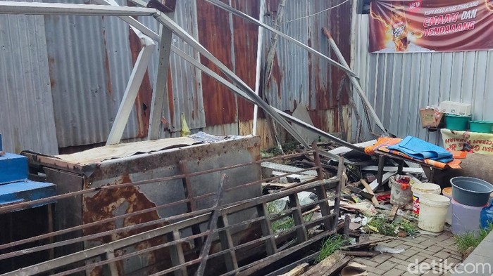 Rangka baja digeser bikin tukang bakso di Makassar tersangka.