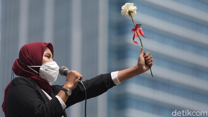 Ratusan Perempuan Dukung Pengesahan RUU PKS Di Hari Ibu Massa yang tergabung dalam Jaringan Pembela Hak Perempuan Korban Kekerasan Seksual melakukan aksi unjuk rasa didepan Gedung DPR, Jakarta, Rabu (22/12/2021).