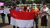 Massa aksi membawa berbagai macam atribut seperti bendera merah putih.