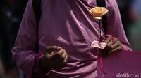 Massa mendesak DPR RI segera mengesahkan RUU TPKS sebagai RUU Inisiatif DPR RI pada sidang paripurna DPR pembukaan masa sidang 13 Januari 2022 sebagai bentuk perempuan Indonesia bebas dari kekerasan dan pelecehan seksual.  