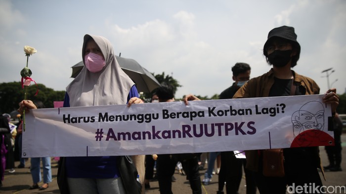 Massa yang tergabung dalam Jaringan Pembela Hak Perempuan Korban Kekerasan Seksual melakukan aksi unjuk rasa didepan Gedung DPR, Jakarta, Rabu (22/12/2021).