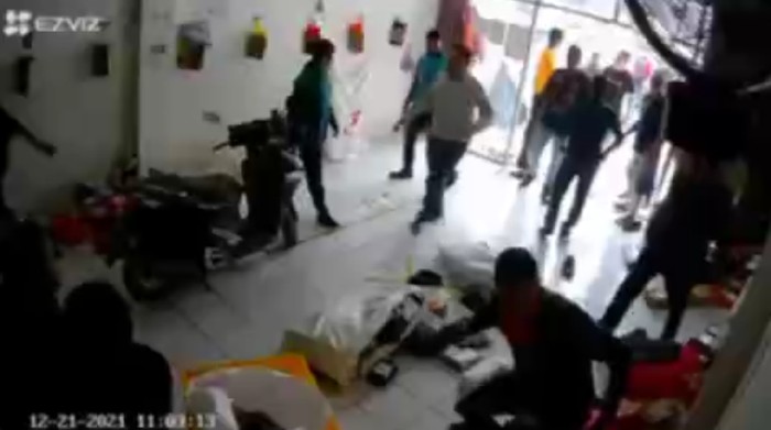 Rekaman CCTV Aksi Pengeroyokan Karyawan Ekspedisi di Jakarta Timur