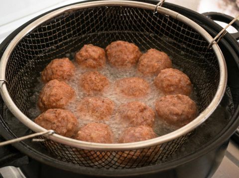 Resep Bola Daging Goreng Saus Tomat Pedas