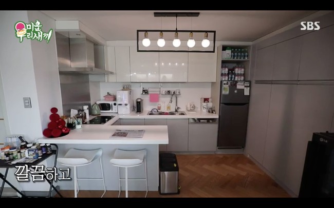 Apartemen Siwon mendapat paparan sinar matahari yang cukup lantaran tidak menutup jendelanya dengan tirai. Pria berumur 35 tahun itu memilih kitchen set berwarna putih yang membuat dapurnya terlihat bersih. Siwon punya meja khusus untuk menata suplemen yang diminumnya. Foto: dok. SBS
