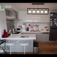 Apartemen Siwon mendapat paparan sinar matahari yang cukup lantaran tidak menutup jendelanya dengan tirai. Pria berumur 35 tahun itu memilih kitchen set berwarna putih yang membuat dapurnya terlihat bersih. Siwon punya meja khusus untuk menata suplemen yang diminumnya. Foto: dok. SBS