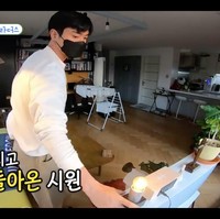 Ruang TV Siwon berhadapan langsung dengan dapur. Dan di tengah ruangan, dia menaruh tempat jemuran yang dipenuhi sapu tangannya. Pria berumur 35 tahun itu juga punya sofa panjang berwarna hijau dengan logo Wimbledon, turnamen tenis tertua di dunia yang berpusat di Inggris. Foto: dok. SBS