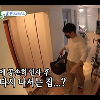 Setibanya di rumah, Siwon Super Junior langsung menyalakan lampu dan mendaur ulang sampah. Sepedanya terparkir di lorong, tak jauh dari pintu masuk. Foto: dok. SBS