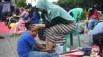 Momen Haru Ratusan Anak Basuh Kaki Ibunya