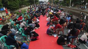 Momen Haru Ratusan Anak Basuh Kaki Ibunya