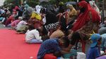 Momen Haru Ratusan Anak Basuh Kaki Ibunya