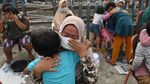 Momen Haru Ratusan Anak Basuh Kaki Ibunya
