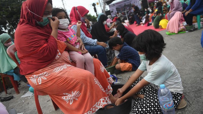 Sambut Hari Ibu, Ratusan Anak Basuh Kaki Orang Tuanya Seorang ibu menangis sambil memeluk anaknya saat aksi cuci kaki ibu massal di Jakarta, Rabu (22/12/2021). Aksi yang diikuti sebanyak 500 peserta itu bertujuan untuk meningkatkan rasa cinta kasih kepada ibu, khususnya dalam rangka memperingati Hari Ibu. ANTARA FOTO/Akbar Nugroho Gumay/rwa.