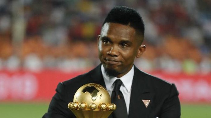 Qatar SCs Cameroonian forward and captain Samuel Etoo brings the trophy onto the pitch ahead of the 2019 Africa Cup of Nations (CAN) Final football match between Senegal and Algeria at the Cairo International Stadium in Cairo on July 19, 2019. (Photo by Khaled DESOUKI / AFP)