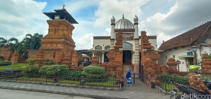 Suasana kompleks Menara, Masjid, dan Makam Menara Kudus