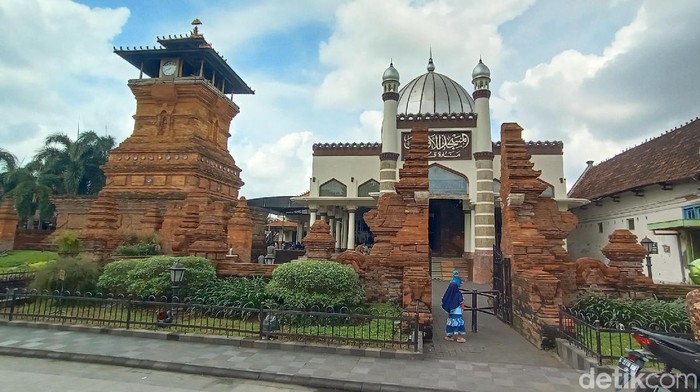 Suasana kompleks Menara, Masjid, dan Makam Menara Kudus