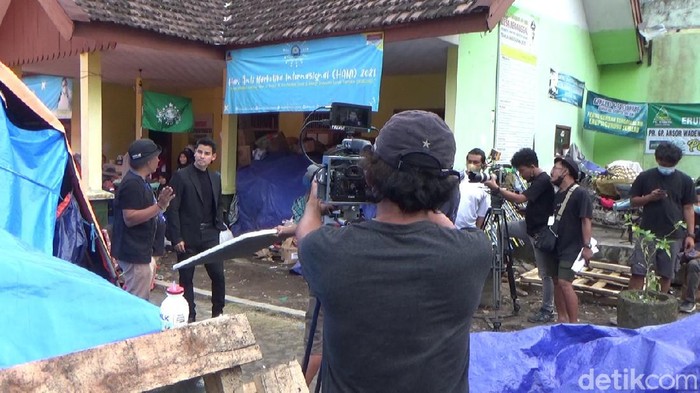 Cuplikan syuting sinetron di lokasi terdampak erupsi Semeru viral di media sosial. Sebab, syuting sinetron tersebut diprotes warga Lumajang.
