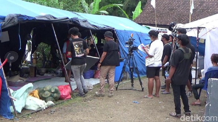Cuplikan syuting sinetron di lokasi terdampak erupsi Semeru viral di media sosial. Sebab, syuting sinetron tersebut diprotes warga Lumajang.